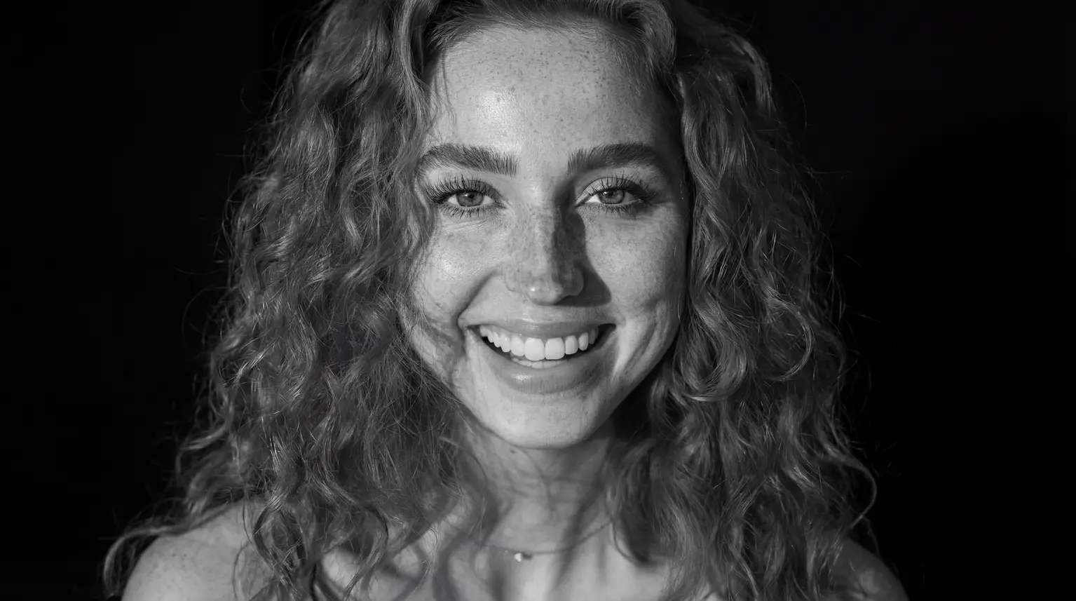Portrait einer Person in einem professionellen Fotostudio, aufgenommen von einem Portraitfotografen in Hamburg